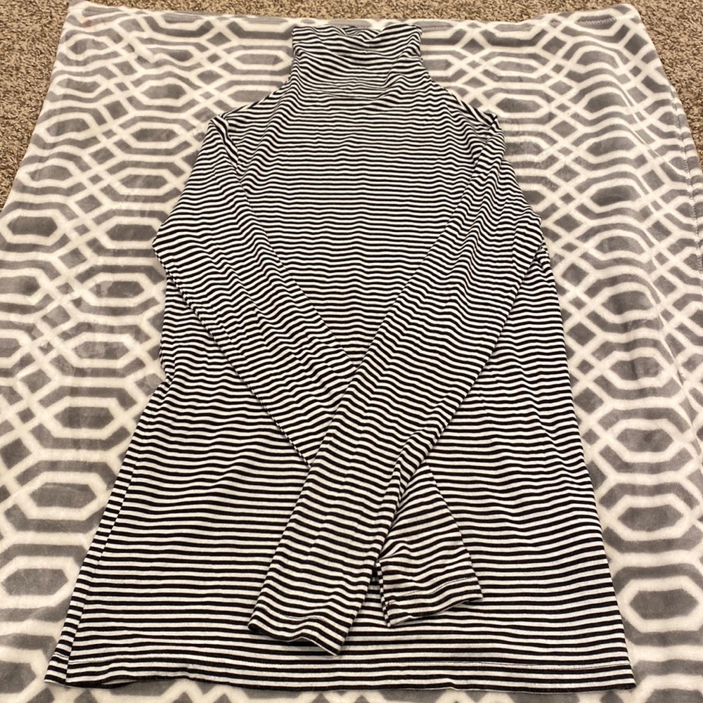Banana Republic Turtleneck. Black and white.